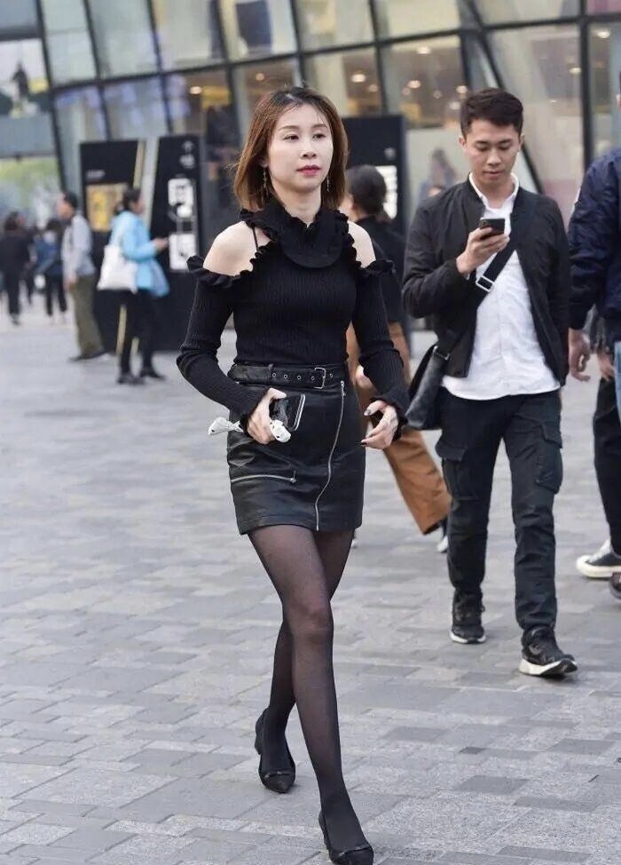 别再“惯”着连衣裙了,半身裙时髦又修身,聪明的女孩都在穿了!