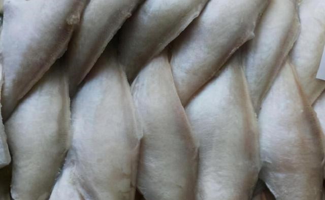 此鱼因是冷冻的被人瞧不起,实际它比带鱼更营养,味道比鲫鱼还香