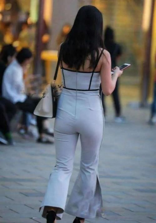 打底裤 牛仔打底裤搭配时尚上衣,比较显瘦穿搭,优雅又不失干练