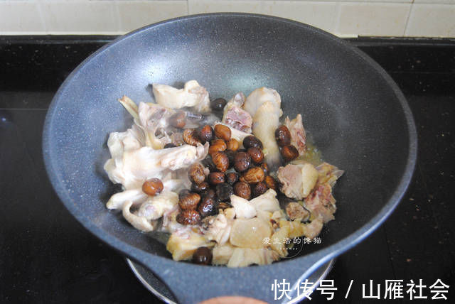 米酒|炖鸡汤时,不要直接下锅炖,多加这一步,鸡汤鲜味十足,好喝不腻