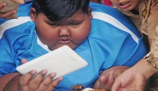 体重|10岁男孩“体重”竟重达423榜!两年后逆袭,场面十分惊艳