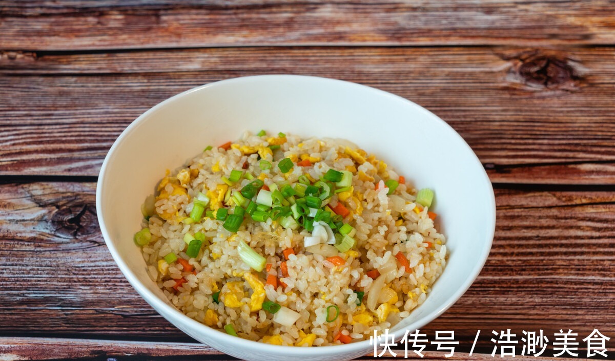 米饭|做蛋炒饭时,先炒米饭还是鸡蛋顺序很重要,做错了很难吃