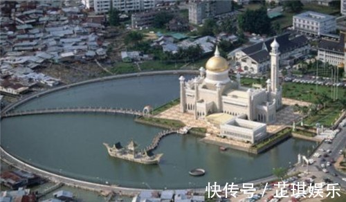 黄森屏@此国将中国人印在国旗上,医疗教育全免费,声称是中国人直系后代