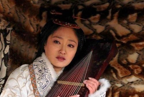 三国第一才女，为匈奴王生下二子后被曹操赎回，诗琴双绝一生坎坷