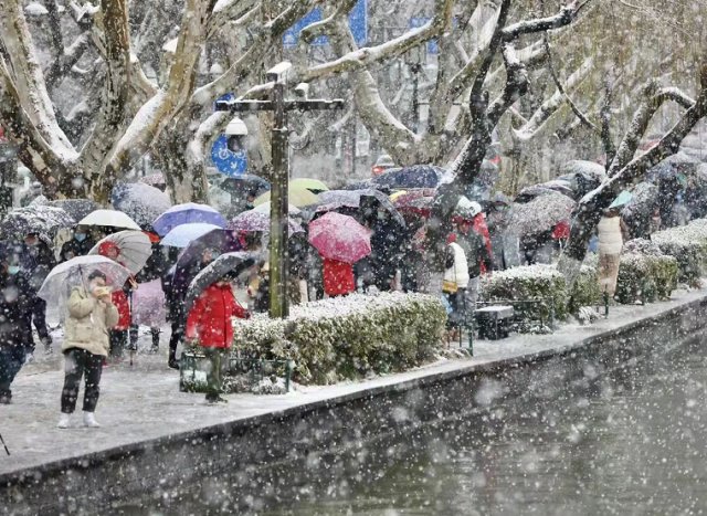 大部地区|被南方的鹅毛大雪刷屏！“断桥残雪”美呆，有人在雪里实现“冰墩墩”自由