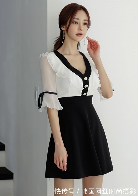 孙允珠|首发孙允珠时尚搭配:洛神天使气质炫白竖扣包臀裙