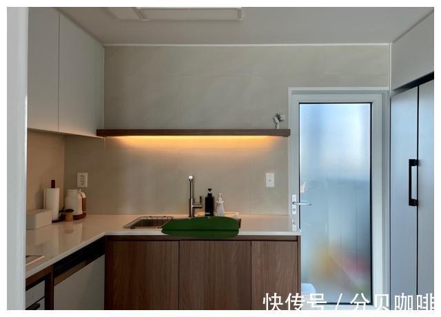 卫生间门|进门无玄关?试试她家的方法,还能多出一个餐厅,实用又耐看!