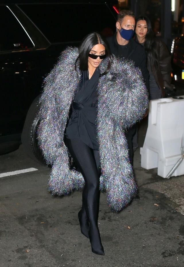 大衣 冬天贵妇都在穿皮草,金卡戴珊也不例外,气质太高贵了