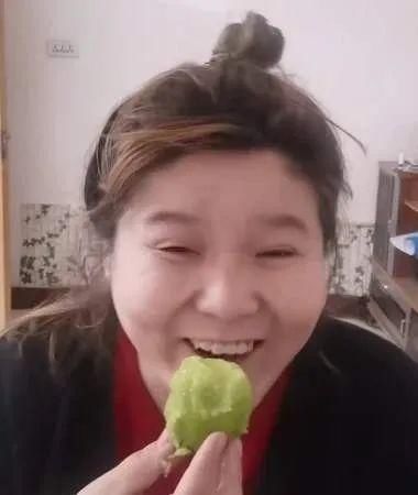  如今的吃播，已经进化到没有食物也能吃了