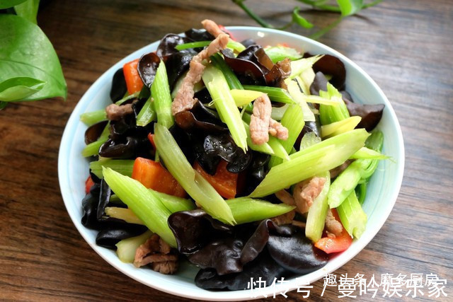 一家四口的家常晚餐，简单易做，好吃不贵，比大鱼大肉还可口！