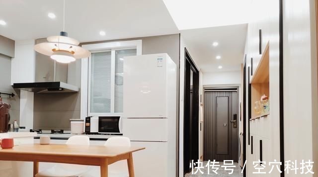 玄关|她买下42㎡单身公寓,一家三口住,客厅不放沙发,阳台当榻榻米