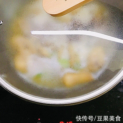 洋葱|美味不用等，玉米烧鸡块五分钟就能上桌的美食