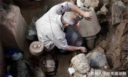 秦陵兵马俑出土的盔甲,在显微镜下观察后,专家:堪称人类奇迹