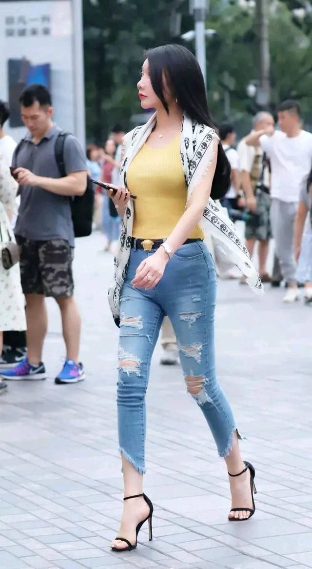气质美女,穿搭破洞牛仔裤,美的出众又拉风