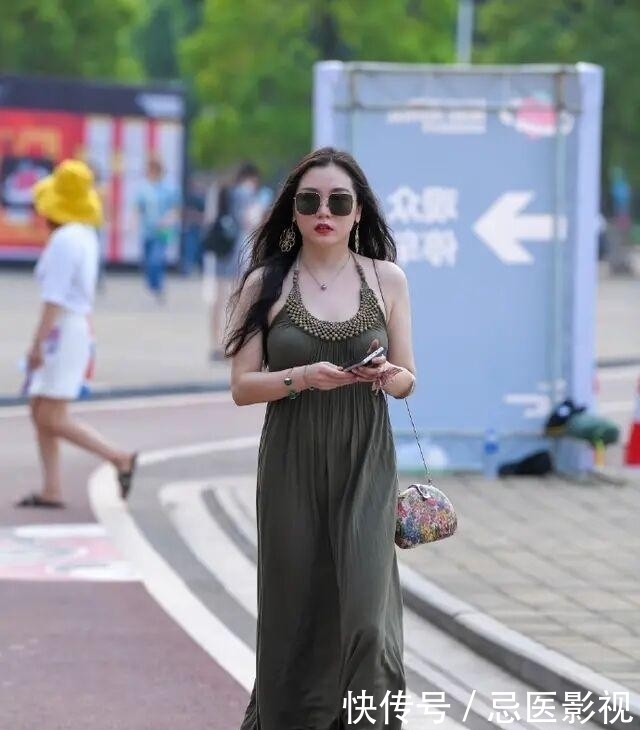 连衣裙的穿搭时尚大方,让你尽显身材,效果满满