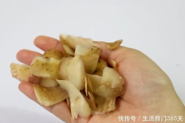 土豆皮别当垃圾扔掉了，放在家里特别“值钱”，一年能省不少钱