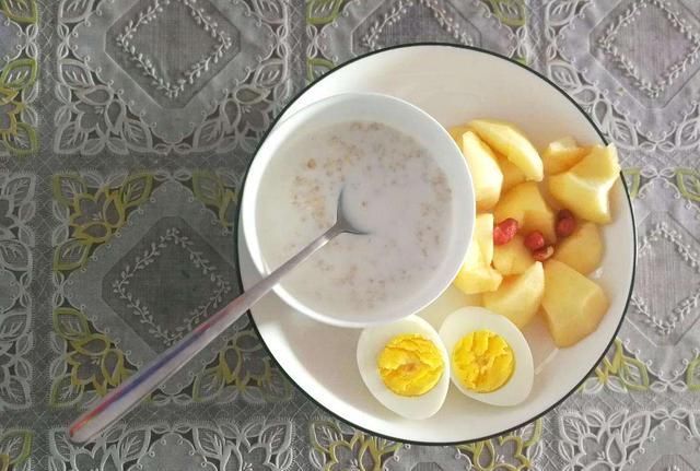 胃部|每天坚持吃一个煮熟的苹果,会有哪些好处?医生:这两类人可多吃