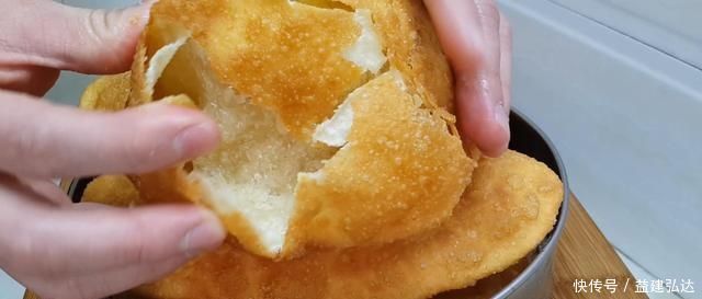 以后面粉就这样做,不发面不烫面,比鸡蛋饼好吃,个个香脆鼓大泡