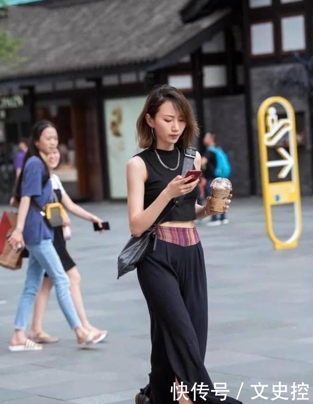 个性|街拍:2号小姐姐的穿搭太酷太个性,旁边的妹子都被你吸引了