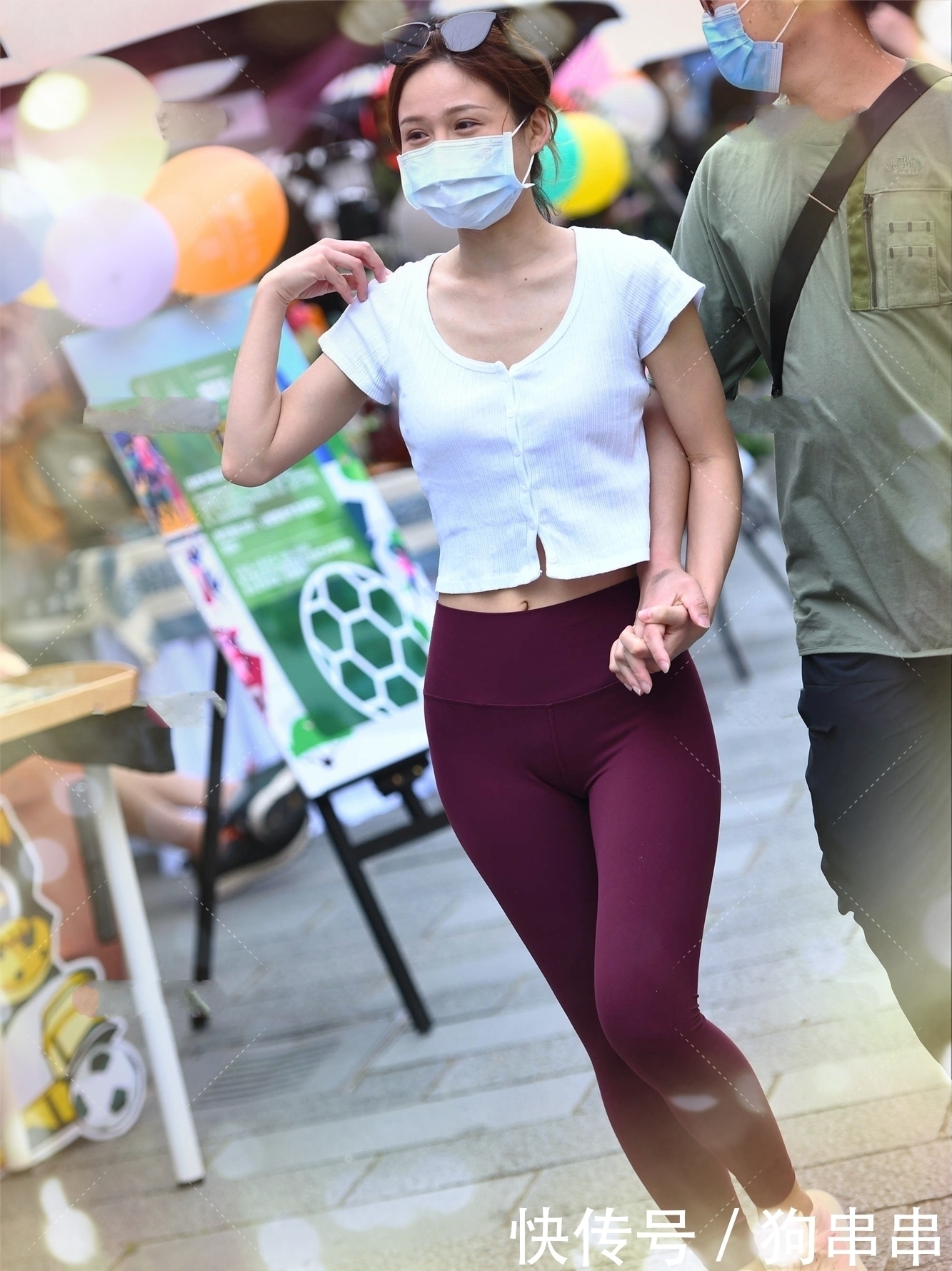 运动健身穿搭,白色修身短袖搭配深紫色瑜伽裤,个性彰显动感十足