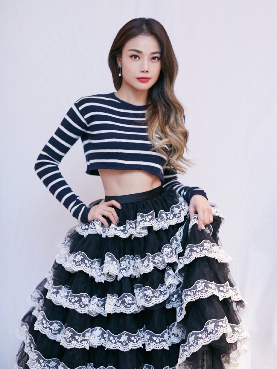 杜华 姐姐2成低配版101?容祖儿被指像吴宣仪,而她两像孪生姐妹