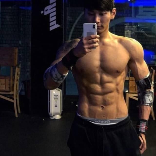 健身房|25岁小伙低调健身,一年后练出6块腹肌,完美的身材羡煞网友!
