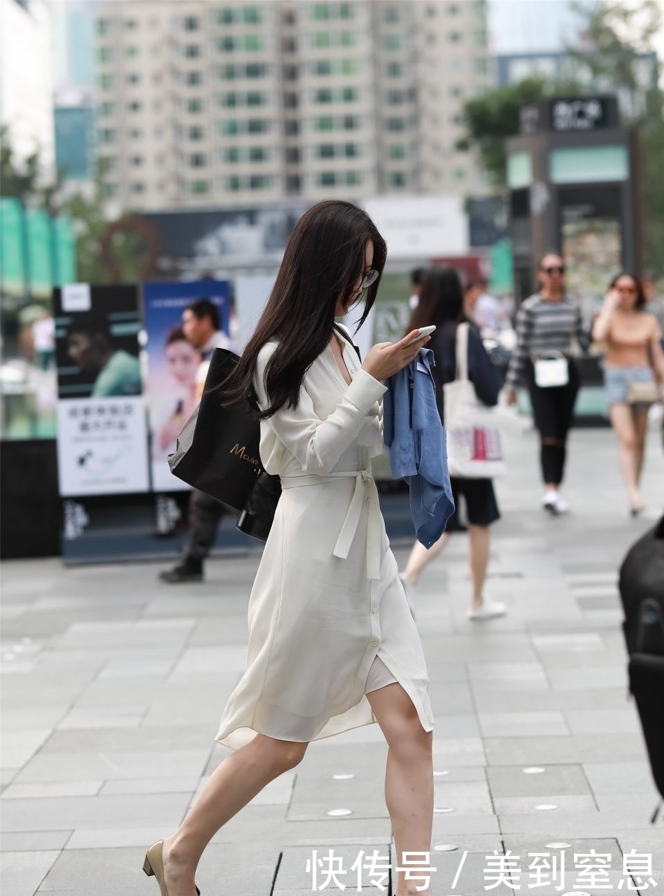 知性|街拍:白衣薄裙美女,既有知性大方之美,也有性感成熟