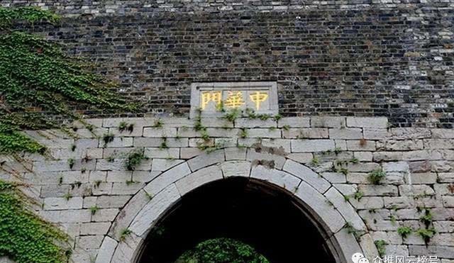 故宫|故宫中华门一块门匾，民国时被摘下，却露出三个字！