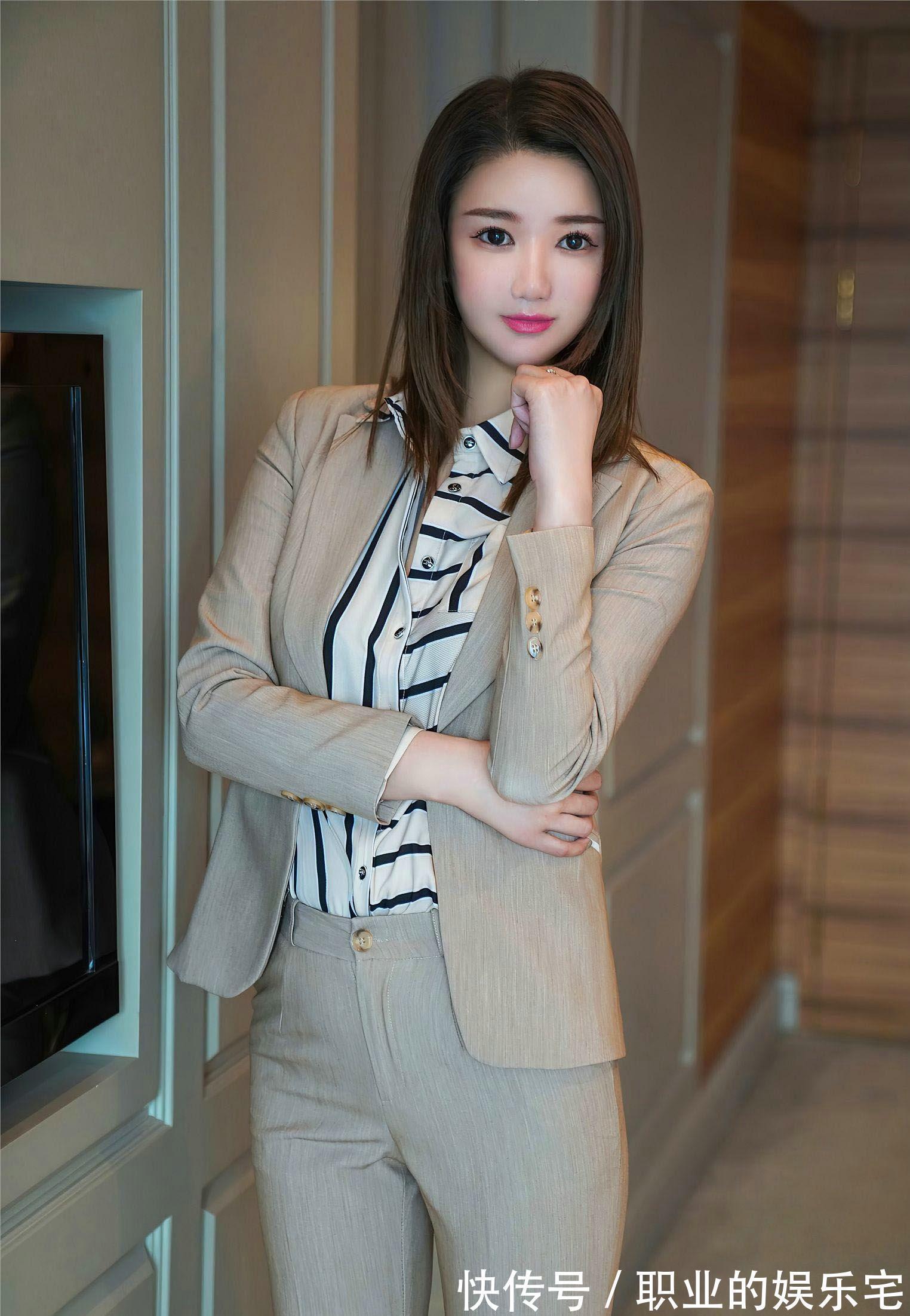 衬衫|西装线条明朗,内搭白色黑条纹的衬衫,显得整体风格更加高贵优雅