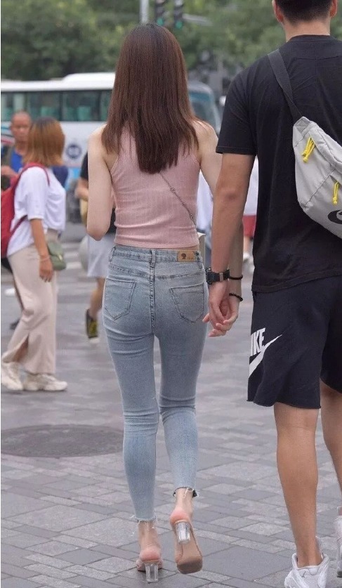 粉丝挂脖针织衫搭配紧身牛仔裤, 时尚粉嫩, 气质迷人