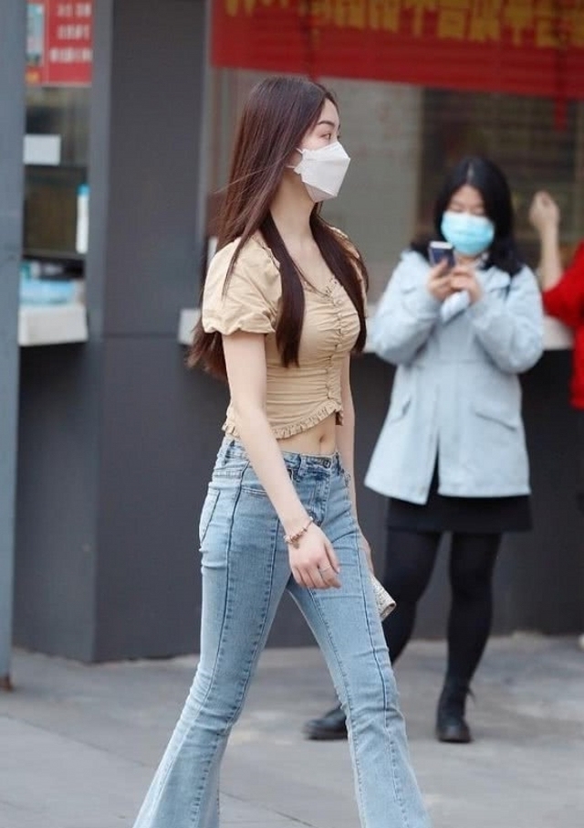 街拍嫩黄色非常显眼好看,把小姐姐的皮肤衬托得白里透红