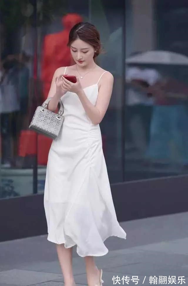 透明高跟凉鞋 难道今年流行透明高跟凉鞋吗30位美女穿出了简约而不简单的效果