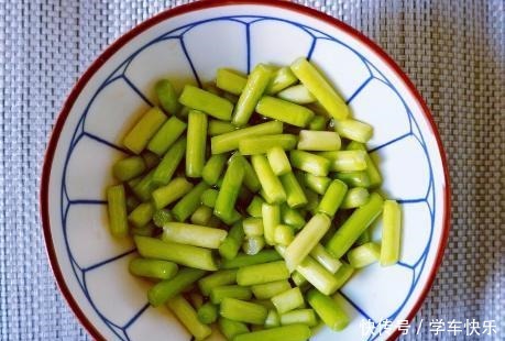 腌蒜苔别直接放酱油,多加1个步骤,蒜苔清脆入味,好吃还下饭