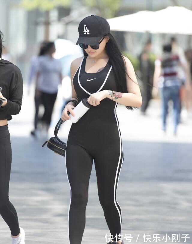 紧身 打底裤是不容错过的装扮,时尚潮流范十足
