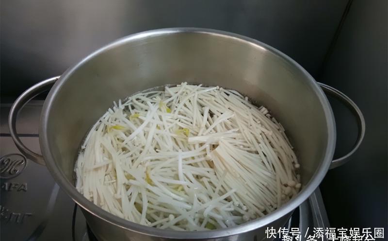 超嫩滑的水煮肉片，麻辣鲜香，红亮诱人，太有食欲了