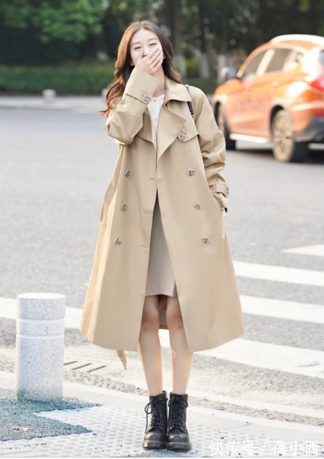 搭配 卡其色“风衣”才是永远的经典,2022年依然很火,这样穿太美了