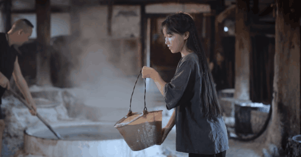 井盐|去年才通高铁,这座“十八线”国内小城,凭什么就火到了国外?