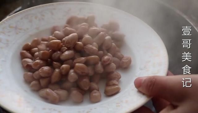  花生米|白萝卜怎么做最好吃，大厨教你，加1碗花生米，开胃下饭又解馋