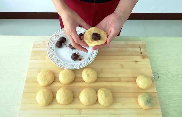 1碗面粉4个鸡蛋,不用烤箱,教你用平底锅做面包,比蛋糕还好吃