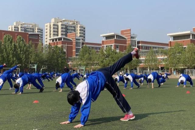 体育老师生病发朋友圈调课，其他老师纷纷点赞，集体抢课拼手速