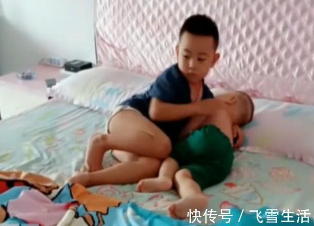吵醒|哥哥式带娃也可以很赞,细心又有爱,网友:长大绝对是个好爸爸