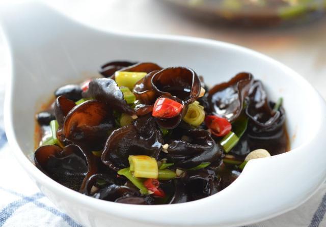 凉拌木耳|这菜千万不要隔夜吃,比喝酒的危害还要大,为了健康,一定要重视