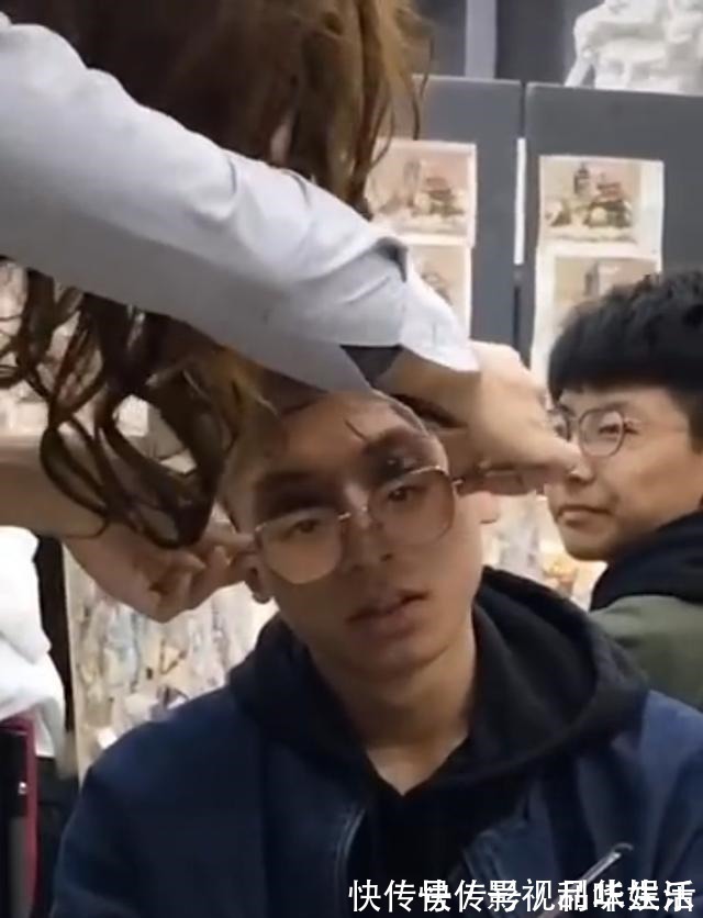 美好的时光!美术生上课偷睡觉,在脸上画“双重保险”画假眼睛还戴了假眼镜!