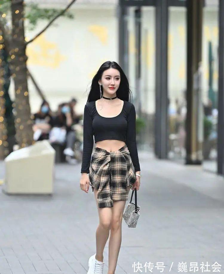 风格 时尚:短款上衣,搭配花边牛仔裙,清爽简约的同时又显可爱气质