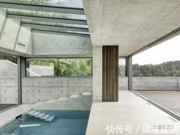 清水混凝土打造出的22°别墅