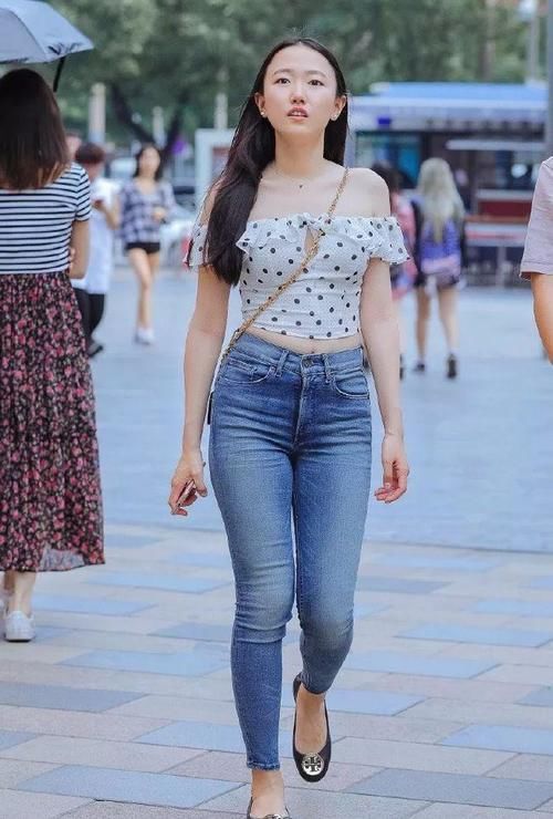搭配|街拍时尚组图:女生夏日搭配高跟鞋出街,展现出女性独有的气质