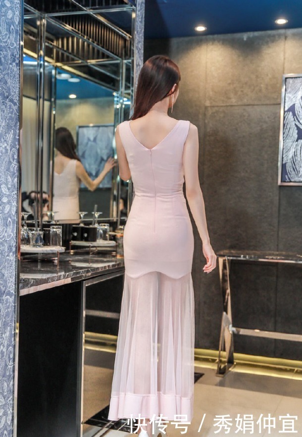 个性的小姐姐深知时髦的规律，一身穿搭满满吸睛点