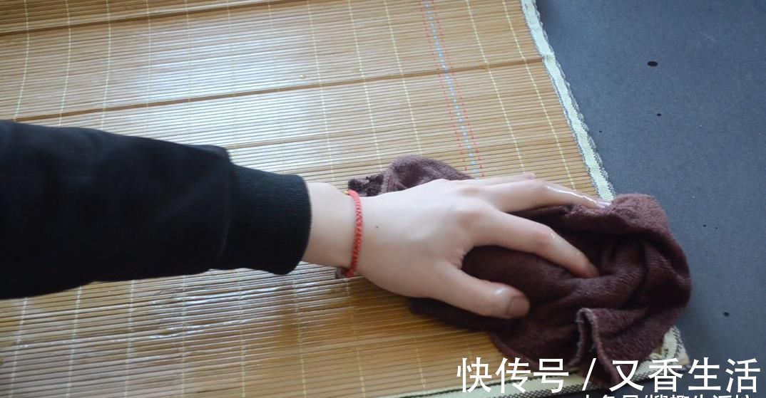 垃圾桶上粘一个塑料瓶, 一年还能帮家里省不少钱, 可惜知道的人不多