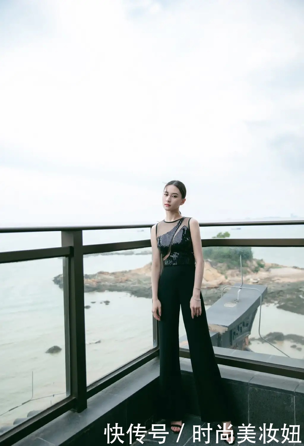 大红色|何超莲到底是豪门千金,同龄人不敢穿的红色裙,她却穿出贵妇范