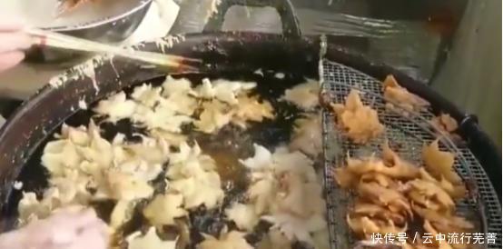 错过|大姐景区卖“炸枫叶”,1元一片,生意火爆,顾客错过要等一年